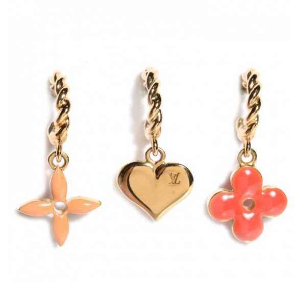 LOUIS VUITTON
Sweet Monogram Earrings Gold